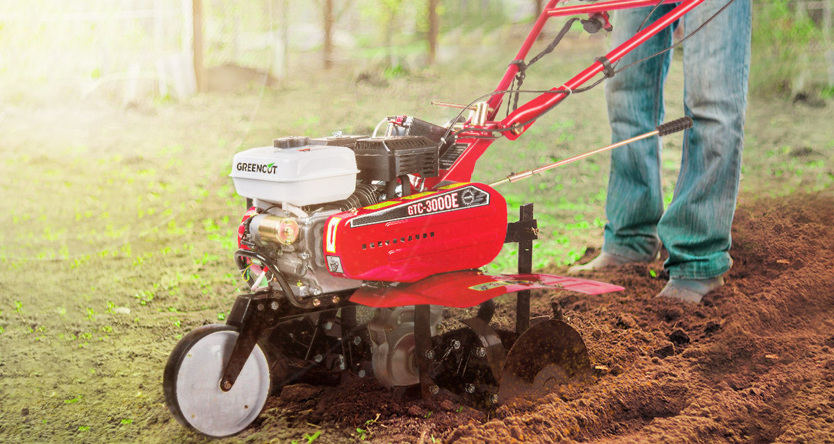 motocultor trabajando en el campo