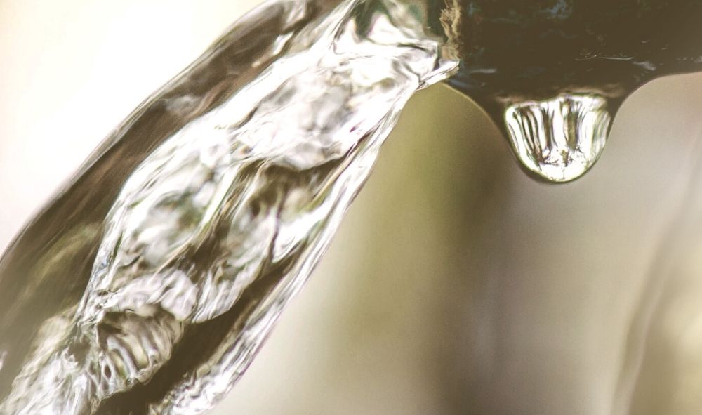 Gotas de agua de una bomba