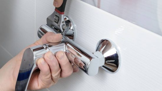 Cómo cambiar el grifo de la ducha paso a paso