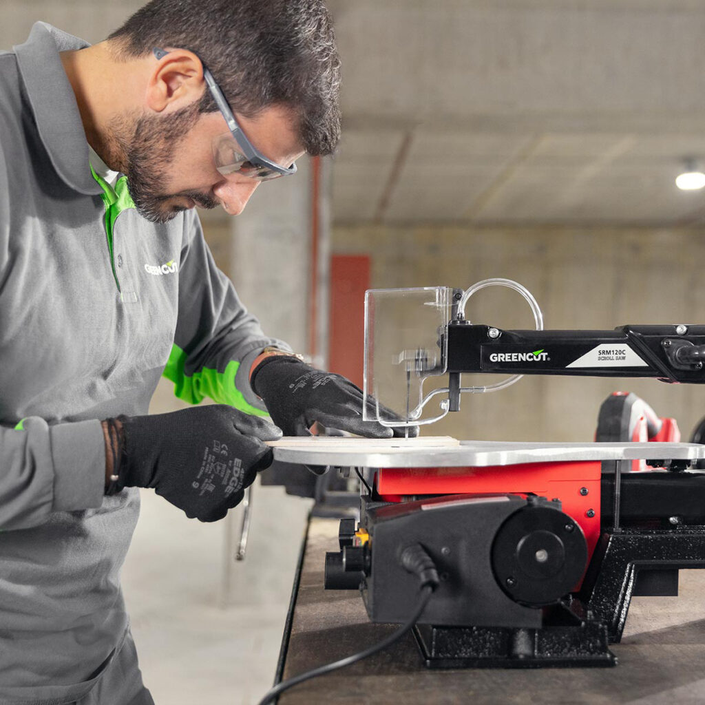 hombre realizando un proyecto de bricolaje